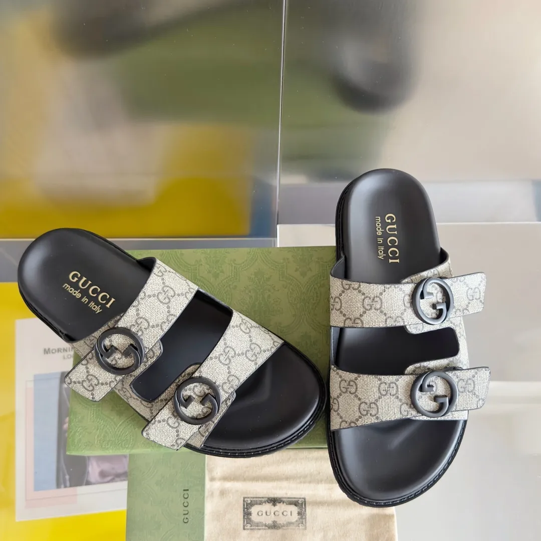 [G Home] Men's Men's Shoes💰:300💰Size:38-45 GUCC Gucci Original Order Quality 🆕2024Gucci Gucci Summer New Style Double G Presbyopia Flip-flops Cross Sandals Thick Sole Slippers Beach Shoes Original Purchase and Development Production G family's 2024 new summer dark horse items, fashion bloggers at home and abroad have put on the show, and it has become popular on social platforms at home and abroad. Fashionistas must pay for it, and they spend a lot of money to create ingenious craftsmanship and accurately restore every detail. Exquisite packaging at the delivery counter🛍📦 ▪️ Fabric: Original imported double G presbyopic leather ▪️ Lining: Original imported leather ▪️ Sole: Original open molded T men's shoes 💰U outsole ▪️ Bottom thickness: 3CM